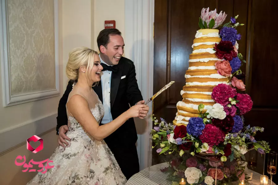تزیین کیک عروس با گل طبیعی