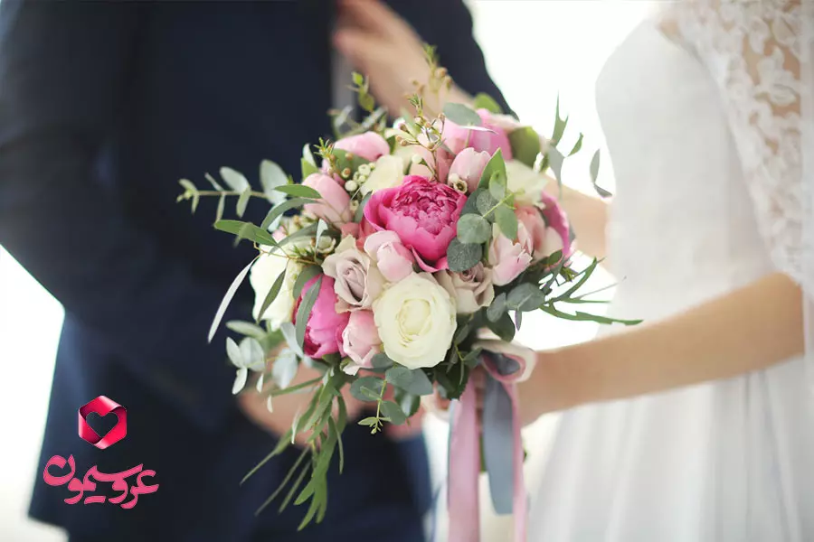 عکس با دسته گل عروس در آتلیه