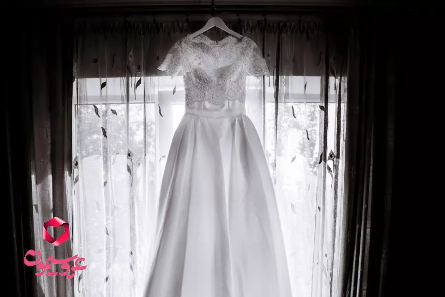 به همراه داشتن لباس عروس در روز عروسی